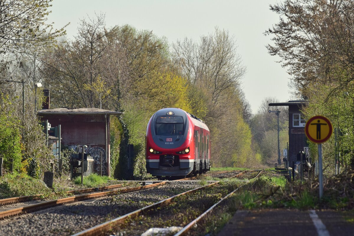 633 105 hat soeben die Überleitstelle Dortmund Rahm passiert und überquert nun den BÜ Westhusener Straße. Fotografiert vom Haltepunkt Dortmund Rahm.

Dortmund 14.04.2023