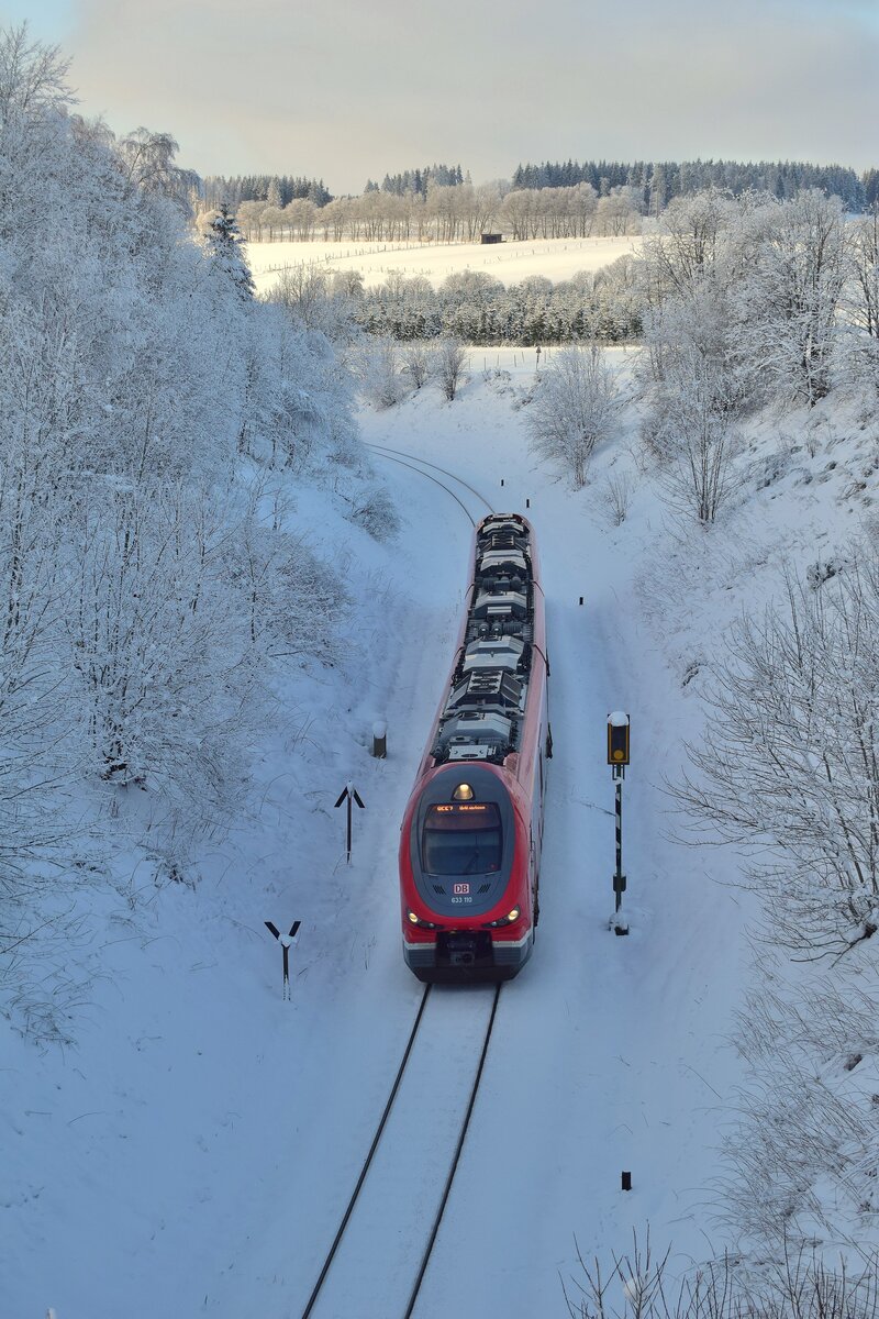 633 110 erreicht in Kürze den Endbahnhof Winterberg und unterquert hier noch einen kurzen Tunnel.

Winterberg 28.01.2023