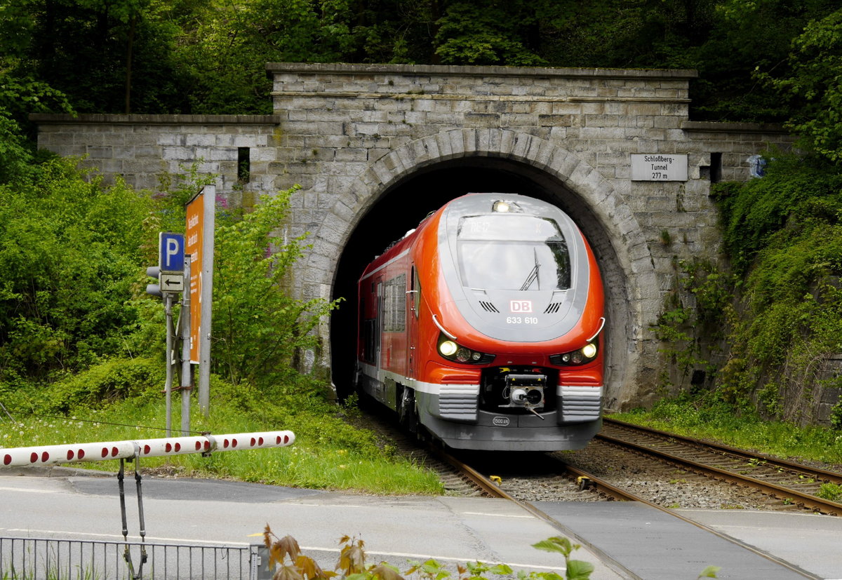 633 110/610 in Arnsberg am 7.5.19. Der RE 17 Hagen - Kassel-Wilhelmshöhe verlässt den Schlossberg-Tunnel und fährt in den Bf Arnsberg ein.