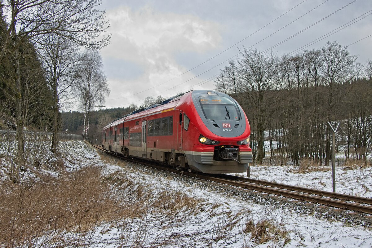 633 116 als RE 57 nach Dortmund kurz vor Silbach (05.02.2022)