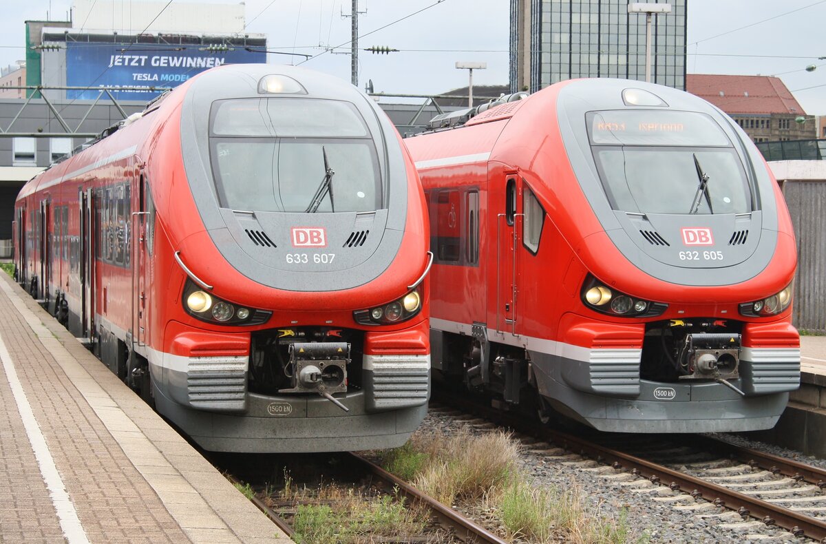 633 607-6 trifft am 22.06.2021 als RE57 (RE10765)  Dortmund-Sauerland-Express  nach Brilon Stadt im Dortmunder Hauptbahnhof auf 632 605-1 als RB53 (RB14933)  Ardey-Bahn  nach Iserlohn.