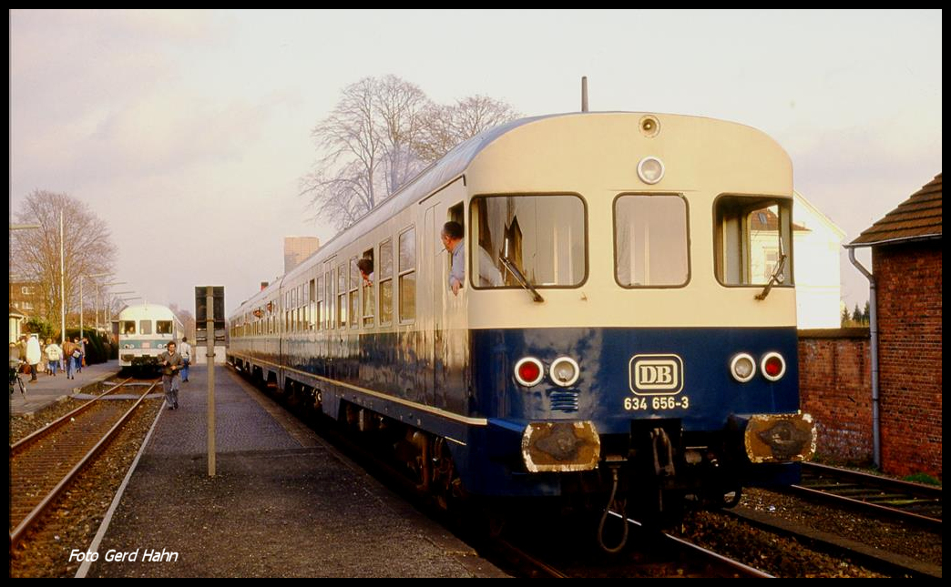 634656 kreuzt hier auf dem Weg nach Gronau am 9.2.1990 um 15.58 Uhr im Bahnhof Ochtrup den Gegenzug nach Münster.