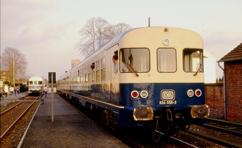 634656 nach Gronau bei der Zugkreuzung im Bahnhof Ochtrup am 9.2.1990 um 15.58 Uhr.