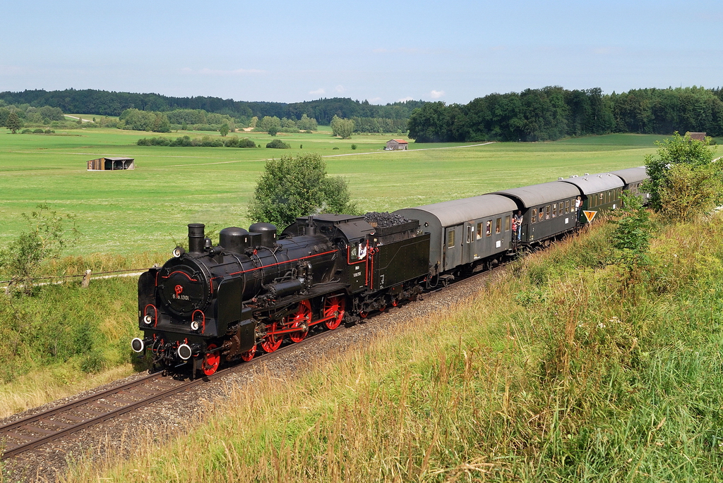 638.1301 der GEG mit Ammersee-Dampfzug (DPE 79754) bei Pflaumdorf (11.08.2013)