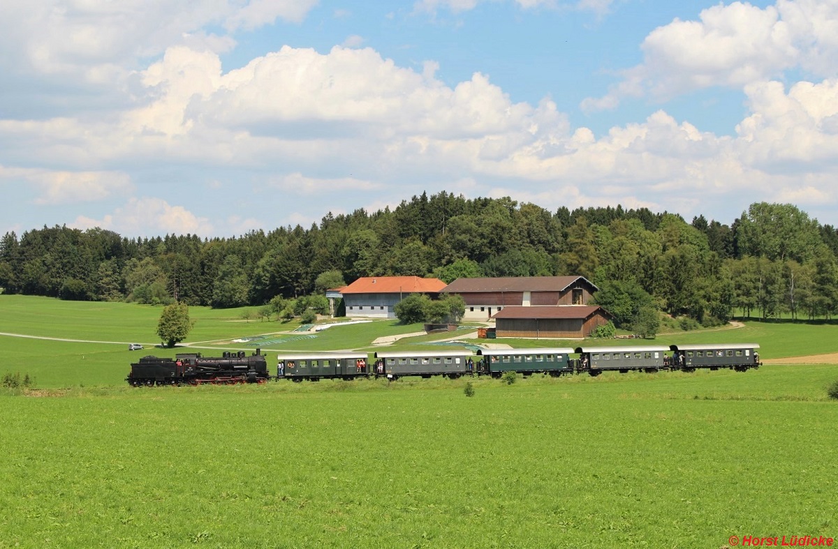 638.1301 der ÖGEG rollt mit ihrem Sonderzug von Obing nach Bad Endorf bei Taiding hinunter nach Amerang (17.08.2013)
