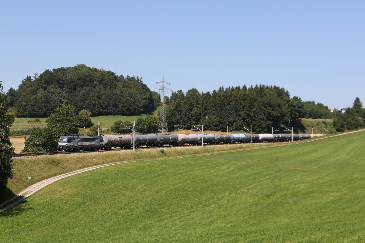 6383 210 von  ZSSK Cargo  war am 19. August 2025 mit einem Kesselwagenzug bei Vachendorf in Richtung München unterwegs.