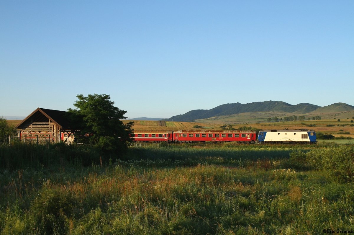 64 1013 zog am Morgen des 30.06.16 den IR1741 von Bucaresti Nord nach Satu Mare und konnte westlich von Huedin abgelichtet werden.