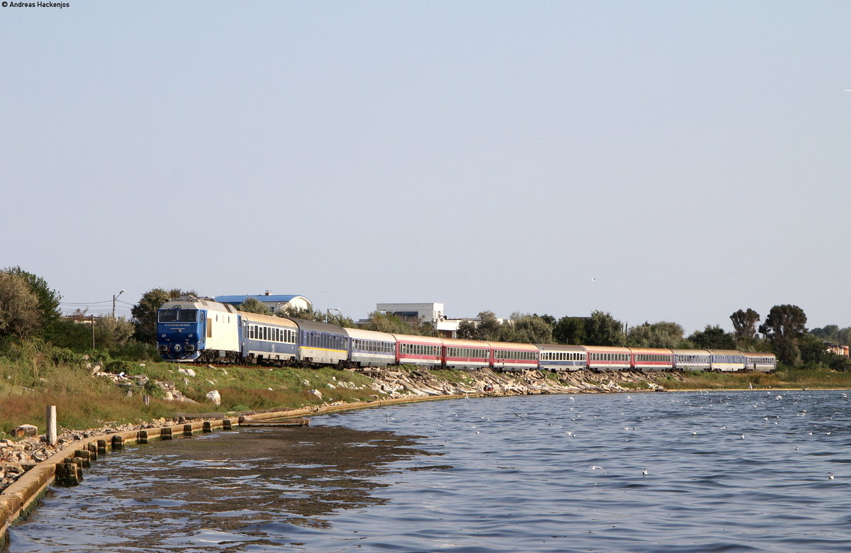 64 1046-3 mit dem D 1931 (Mangalia-Oradea) bei Eforie Sud 28.8.17