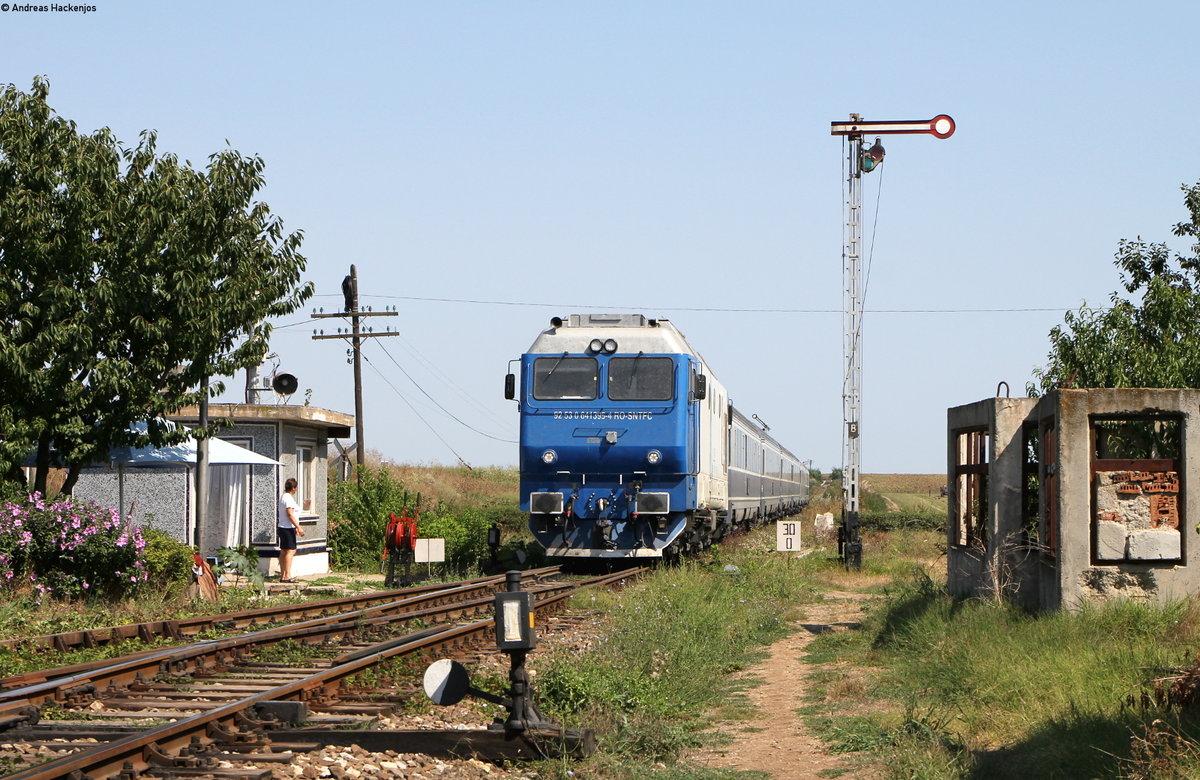 64 1395-4 mit dem IR 1994 (Craiova-Mangalia) in Costinesti 28.8.17
