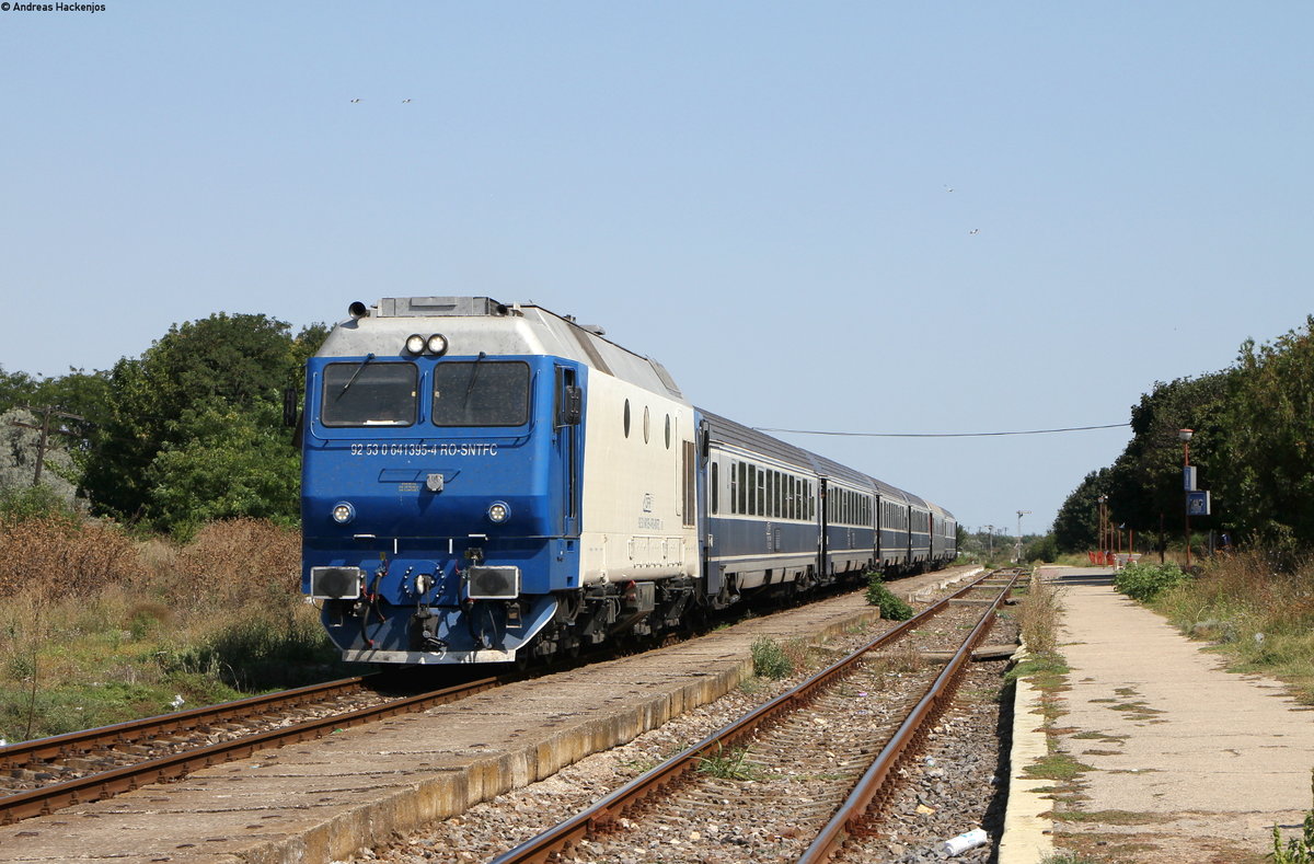 64 1395-4 mit dem IR 1994 (Craiova-Mangalia) in Costinesti 28.8.17