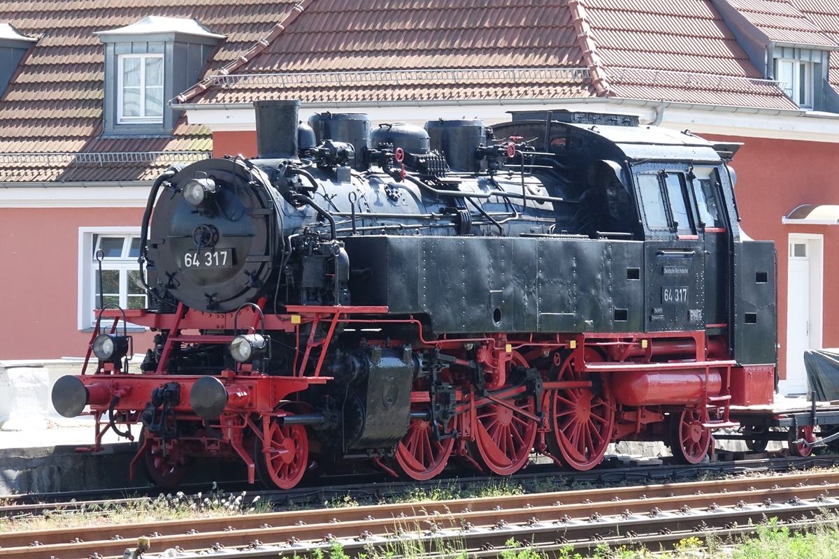 64 317 der ehem. Deutschen Reichsbahn steht gut erhalten abgestellt in Frankfurt/Oder. Aufgenommen am 19.05.2017