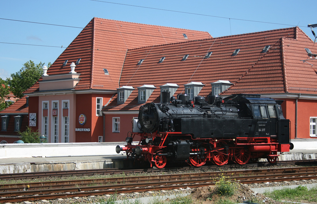 64 317 gehört laut Internet dem DB Museum Nürnberg und ist eine Leihgabe an die Eisenbahnfreunde Frankfurt (Oder).
Das Bild wurde am 16. August 2010 im Bahnhof Frankfurt (Oder) aufgenommen.

