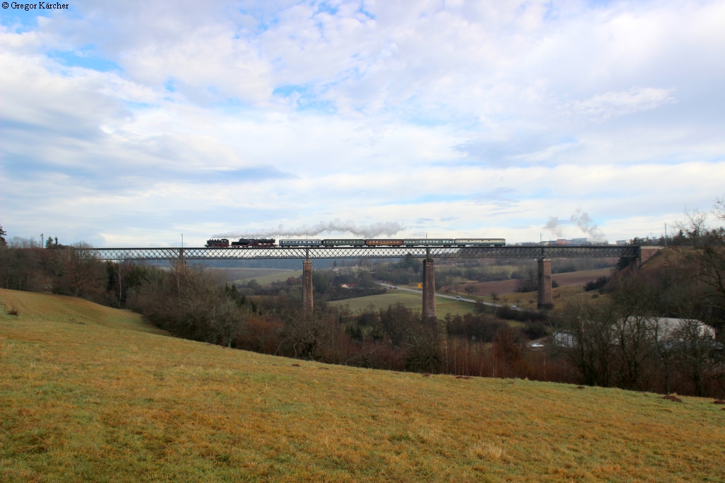 64 418 und 52 7596 mit dem DPE 79440 (Stuttgart-Hausach) auf dem Kübelbachviadukt bei Dornstetten. Aufgenommen am 06.01.2014.