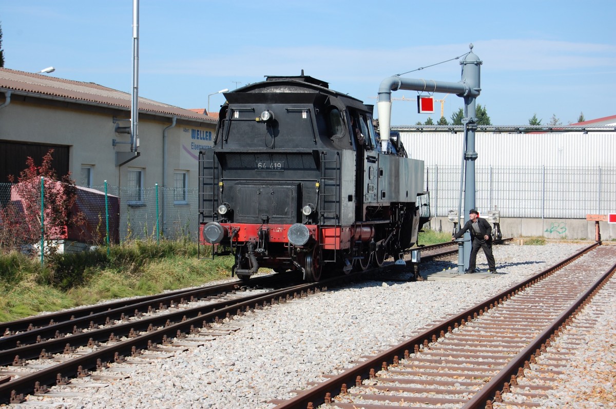 64 419 am 3. Oktober 2015 im Bahnhof Welzheim beim Wasserfassen.