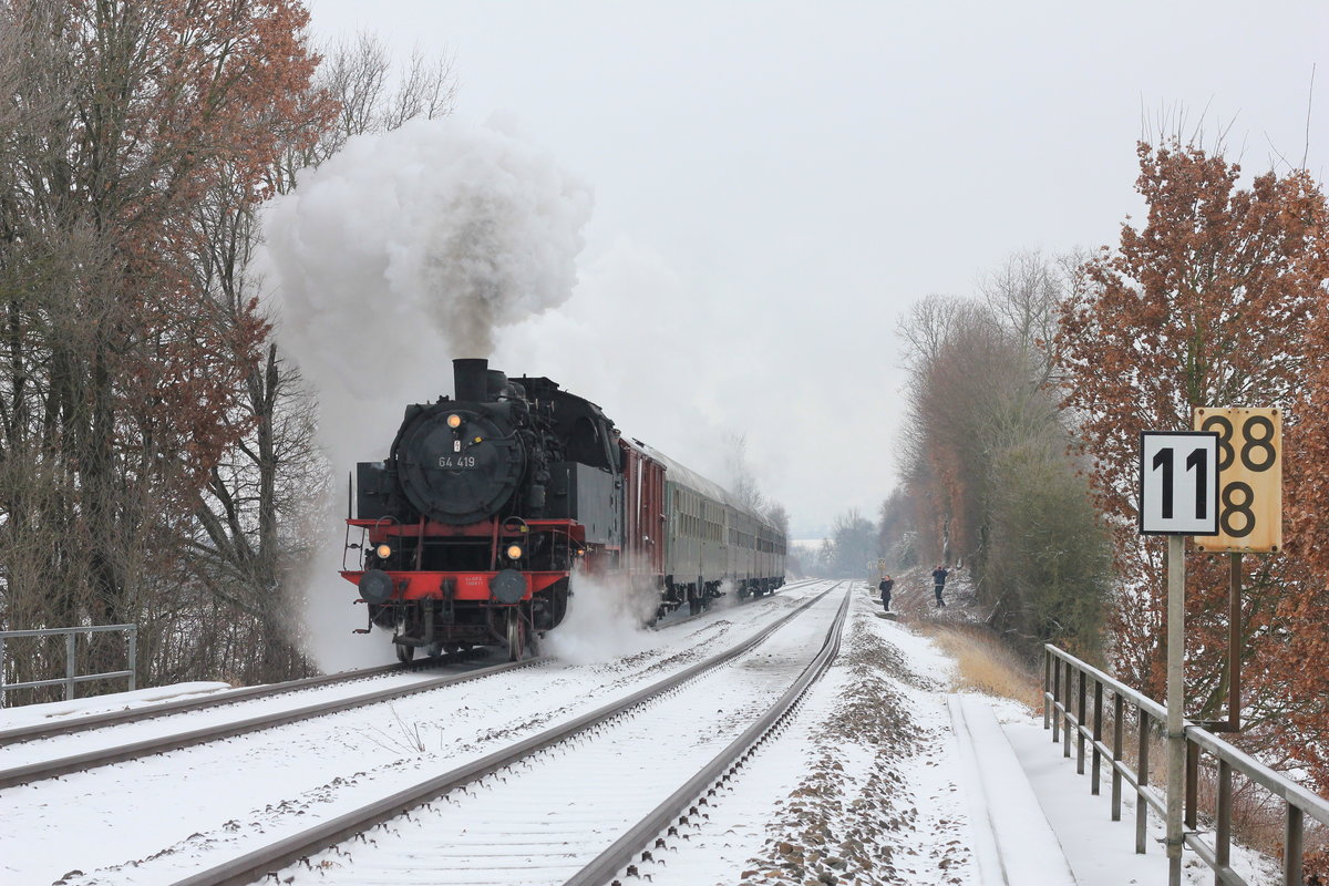 64 419 mit Dampfpendelzug Öhringen-Hessental am 08.01.2017 bei Öhringen-Cappel. Ausreichend Abstand zum Gleis wurde gewahrt. 
