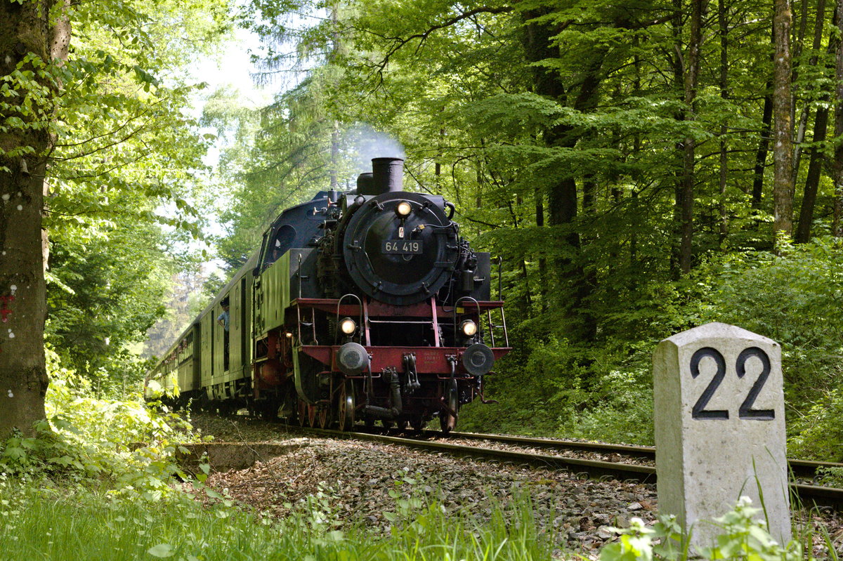 64 419 mit DBK-Dapmfzug am 29.04.2018 bei Welzheim-Tannwald. 