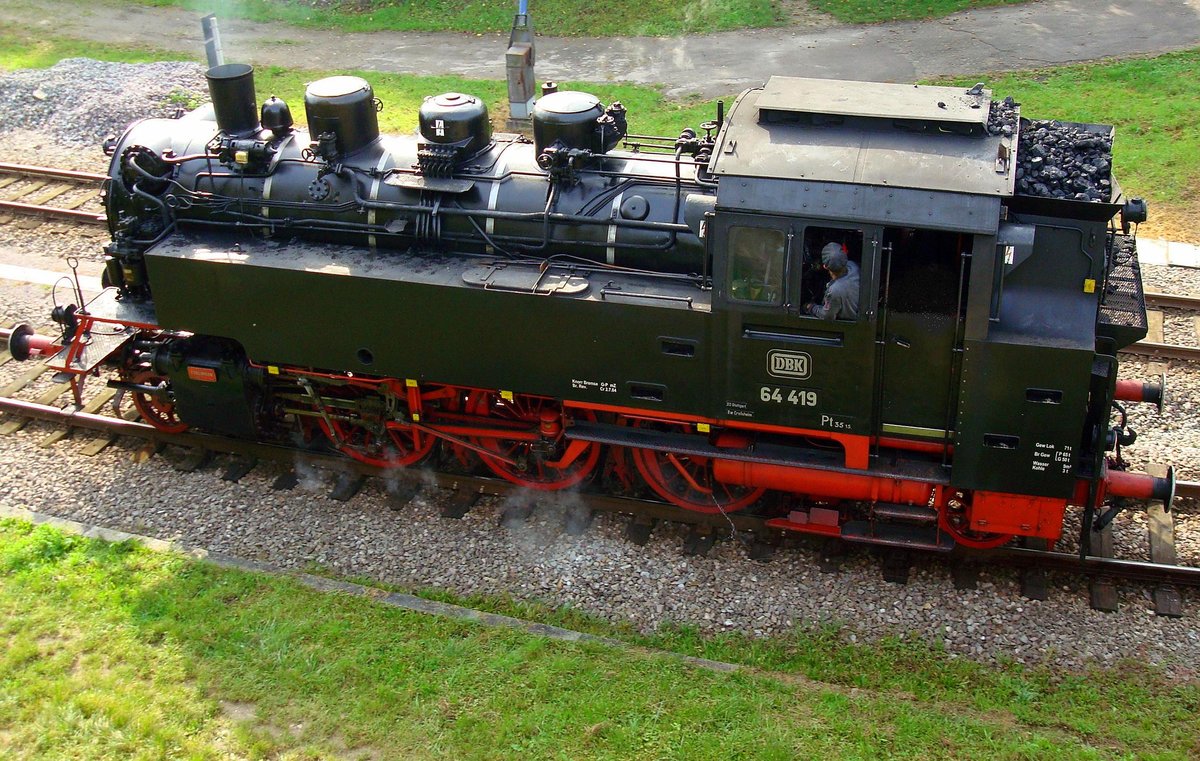64 419, Zuglok fr den  Rebenbummler , bei Rangierfahrt im Bahnhof Riegel am Kaiserstuhl, Okt.2007