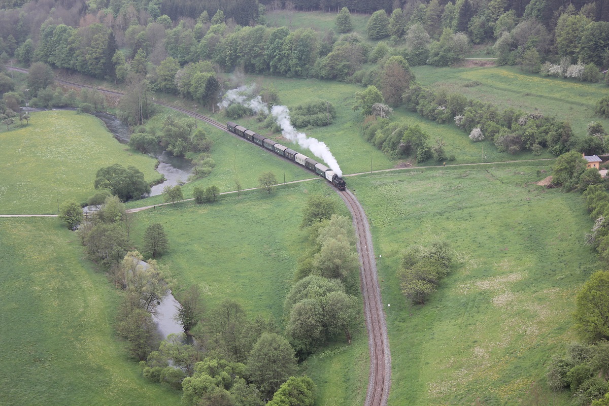 64 491 der DFS am 1.5.2014 kurz vor Streitberg fotografiert von der Burgruine Neideck.