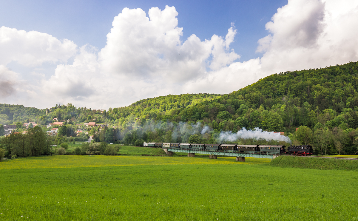 64 491 mit einem Personenzug nach Behringersmühle bei Streitberg (01.05.2014)