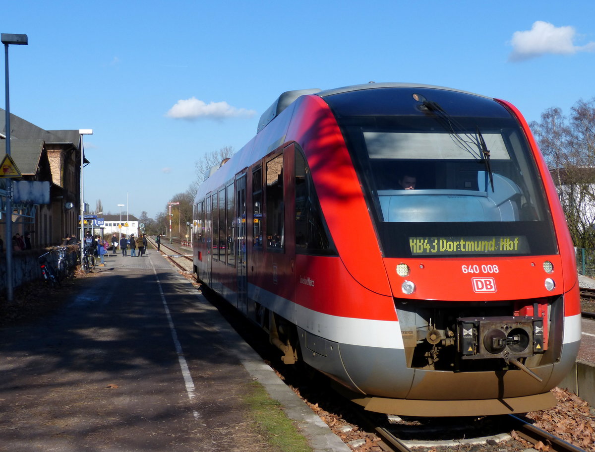 640 008 DB fährt als RB43 von Dorsten nach Dortmund-Hbf.
Aufgenommen vom Bahnsteig in Dorsten.
Bei Sonnenschein am Kalten Mittag vom 13.2.2018. 