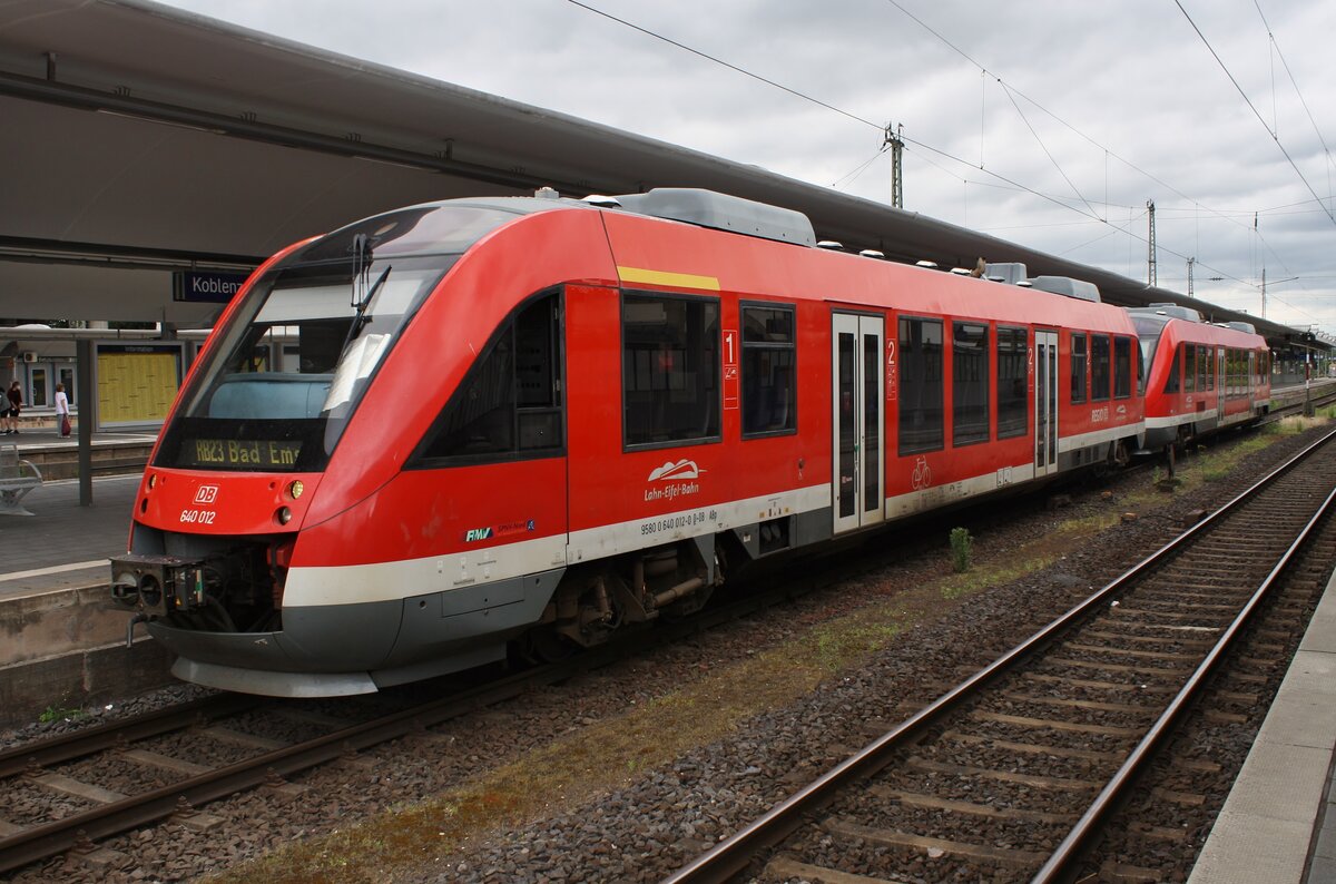 640 012-0 und 640 005-4 stehen am 21.06.2021 als RB23 (RB12645)  Lahn-Eifel-Bahn  nach Bad Ems im Koblenzer Hauptbahnhof bereit. 