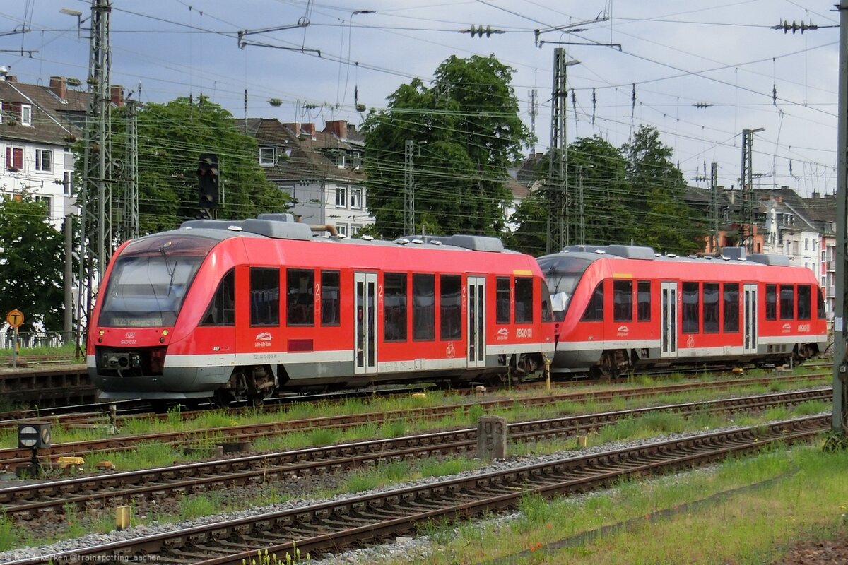 640 012 und ein anderer 640 auf dem RE25 in Koblenz Hbf. 