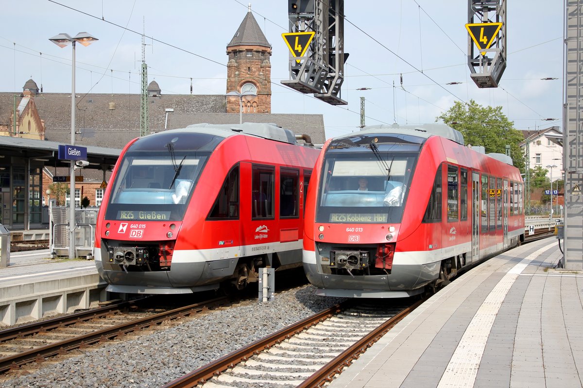 640 013 rangiert im Bahnhof Gießen. Da 640 015 am Samstag den 26.08.2017 einen Schaden an der Elektronik bekommen hat, muss 640 013 den kaputten LINT 27 nach Gießen (RE 4287) und danach von Gießen nach Koblenz (RE 4288) schleppen.