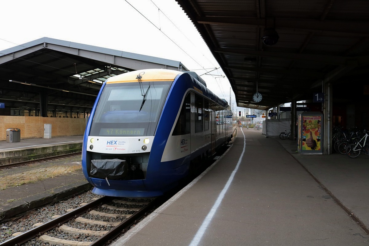 640 127-6 (Alstom Coradia LINT 27) von Transdev Sachsen-Anhalt (HarzElbeExpress) als HEX80552 (HEX 47) nach Könnern steht in seinem Startbahnhof Halle(Saale)Hbf auf Gleis 1a. [28.12.2017 | 13:01 Uhr]