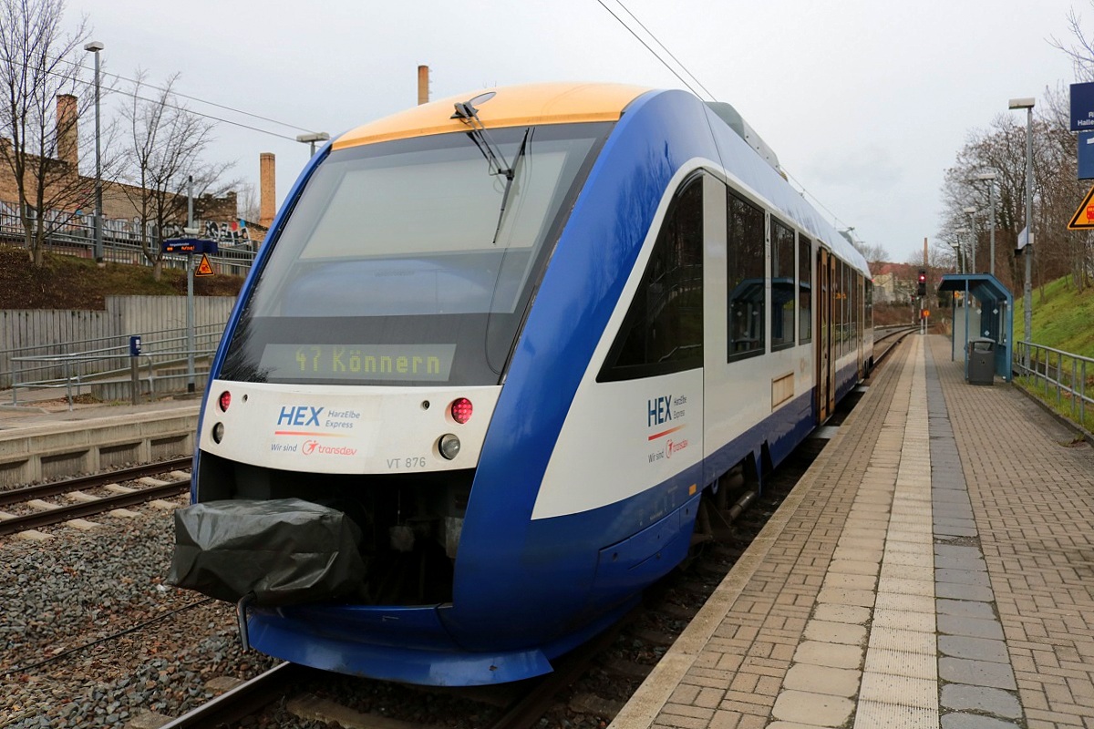 640 127-6 (Alstom Coradia LINT 27) von Transdev Sachsen-Anhalt (HarzElbeExpress) als HEX80552 (HEX 47) von Halle(Saale)Hbf nach Könnern wartet auf Weiterfahrt im Hp Halle Steintorbrücke auf der Bahnstrecke Halle–Vienenburg (KBS 330). [28.12.2017 | 13:10 Uhr]