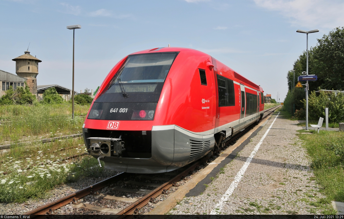641 001-2 (Alstom Coradia A TER) wurde während seiner kurzen Wendezeit im Bahnhof Querfurt verewigt.

🧰 Elster-Geiseltal-Netz (DB Regio Südost)
🚝 RB 16818 (RB78) Querfurt–Merseburg Hbf
🚩 Bahnstrecke Merseburg–Querfurt (Geiseltalbahn | KBS 586)
🕓 24.7.2021 | 13:29 Uhr