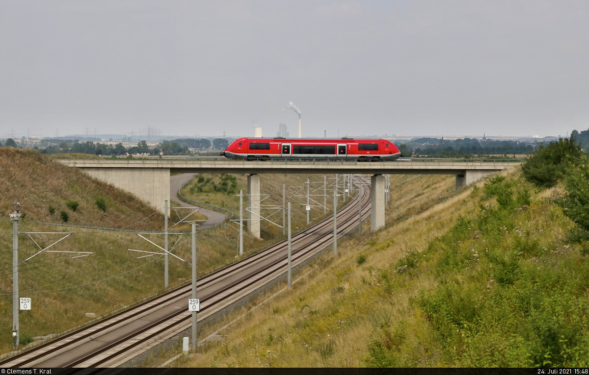 641 002-0 (Alstom Coradia A TER) überquert zwischen Langeneichstädt und Mücheln (Geiseltal) die Neubaustrecke Erfurt–Leipzig/Halle.

🧰 Elster-Geiseltal-Netz (DB Regio Südost)
🚝 RB 16822 (RB78) Querfurt–Merseburg Hbf
🚩 Bahnstrecke Merseburg–Querfurt (Geiseltalbahn | KBS 586)
🕓 24.7.2021 | 15:48 Uhr