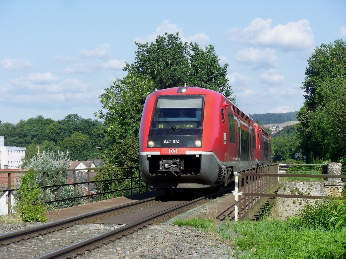 641 014+015 überqueren am 14.8.2013 die 40,5m kurze Wutachbrücke bei Lauchringen. Aufgrund der Streckensperrung zwischen Erzingen und Schaffhausen wurden die 641er ausnahmsweise auch als RE eingesetzt. Lauchringen, 14.8.2013.