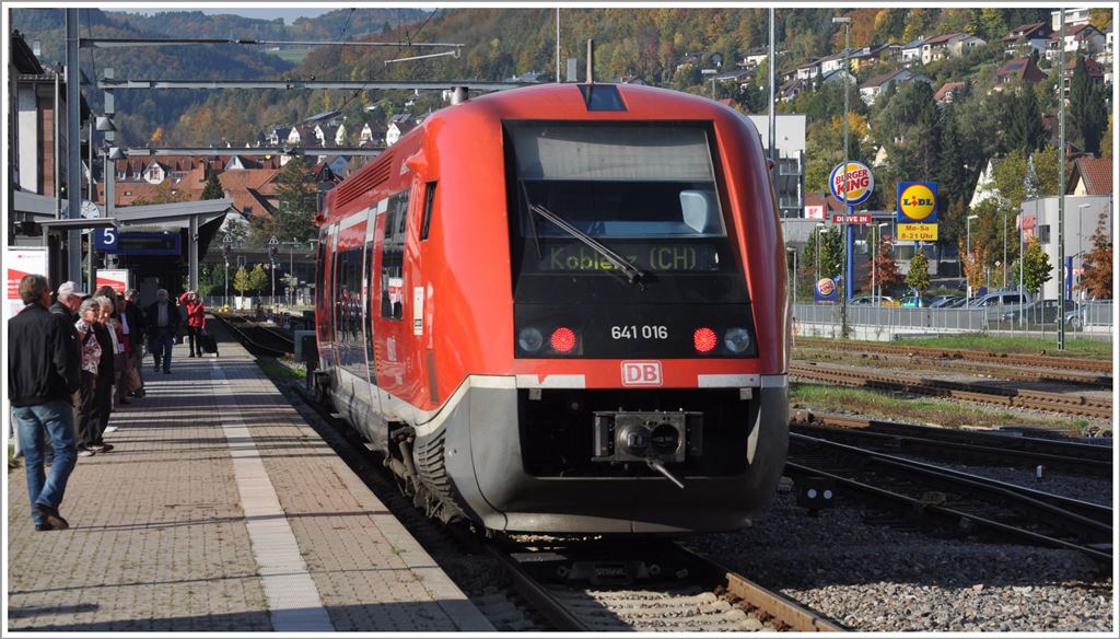 641 016 in Waldshut, wo sich auch der Nebel verzogen hat. (22.10.2013)