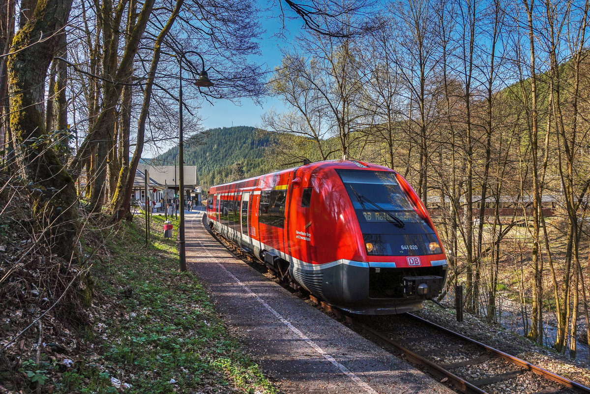 641 020-2 fährt als RB 29888 (Katzhütte - Rottenbach) aus der Haltestelle Obstfelderschmiede aus.
Aufgenommen am 9.4.2017.