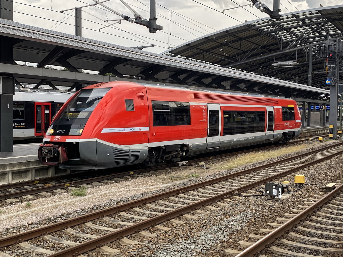 641 021 (NVR-Nummer 95 80 0 641 021-0 D-DB) nach Mühlhausen steht im Bahnhof Erfuhrt als Regionalzug am 29. August 2020 bereit.