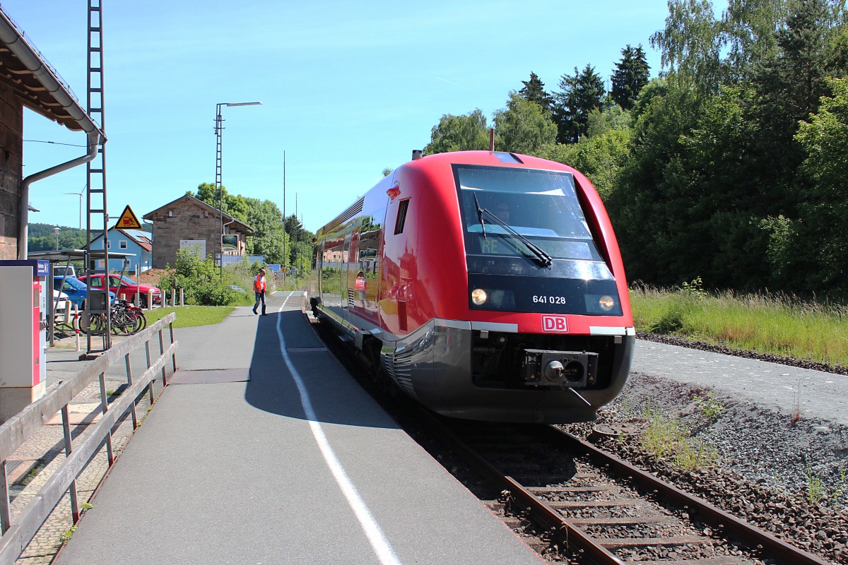 641 028  Kulmbach  fährt am 07.06.2014 mit dem RE 3044 nach Bamberg Hbf in den Bahnhof von Marktschorgast ein.