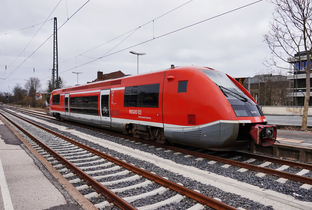 641 031-9 am 23.3.2016 in Coburg. In der Regel sind diese Triebfahrzeuge in Coburg nicht anzutreffen, jedoch kommt es während der Streckensperre zwischen Hallstadt (b Bamberg) und Bad Staffelstein bis 3.9. zu geänderten Fahrzeugumläufen. Nun übernehmen diese Triebfahrzeuge die Fahrten der RE-Züge diese nur zwischen Coburg und Sonneberg (Thür) Hbf pendeln.