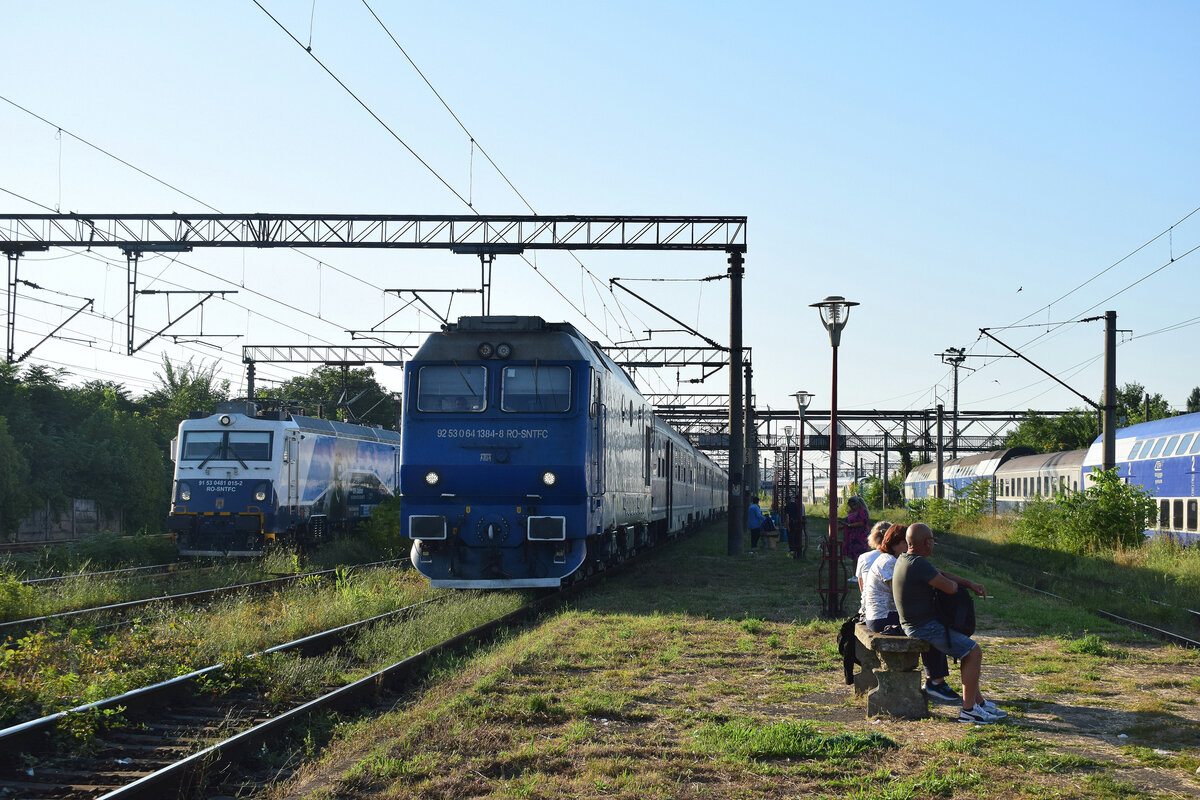 641 384-8 f�hrt mit dem R 9001 Bucuresti Basarab - Rosiori Nord in Halta Basarab ein. Dahinter rauscht 481 015-2 mit dem IC 535 Bucuresti Nord - Brasov vorbei.

Bukarest 03.08.2026