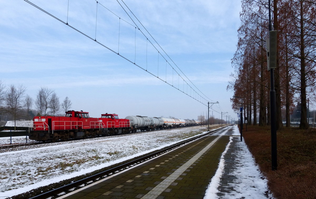 6412  Hans  und 6454  Wim  beide von DB-Schenker  kommen mit einem Kesselzug aus Botlek(NL) nach Geleen-Lutterade(NL) und fahren in Geleen-Lutterade(NL) ein. 
Aufgenommen in Geleen-Lutterade(NL).
Bei Sonne und Schnee am Kalten Mittag vom 3.3.2018.