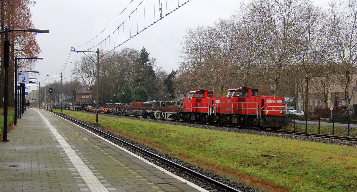 6413  Foeke  und 6418 beide von DB-Schenker fahren mit einem Güterzug aus Geleen-Lutterade(NL) nach Sittard(NL) und fahren inn Richtung Sittard(NL).
Aufgenommen in Geleen-Lutterade(NL).
Bei Regenwetter am Kalten Vormittag vom 5.1.2019.