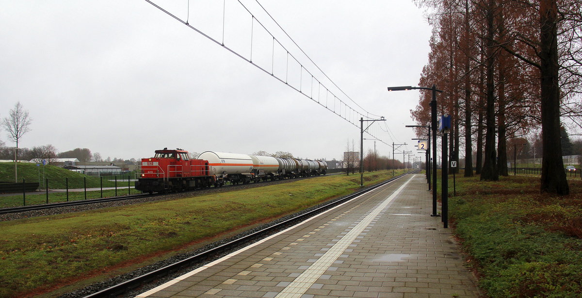 6413  Foeke  von DB-Schenker  kommt mit einem Kesselzug aus Sittard(NL) nach Geleen-Lutterade(NL) und fährt in Geleen-Lutterade(NL) ein. 
Aufgenommen in Geleen-Lutterade(NL).
Bei Regenwetter am Kalten Vormittag vom 5.1.2019.