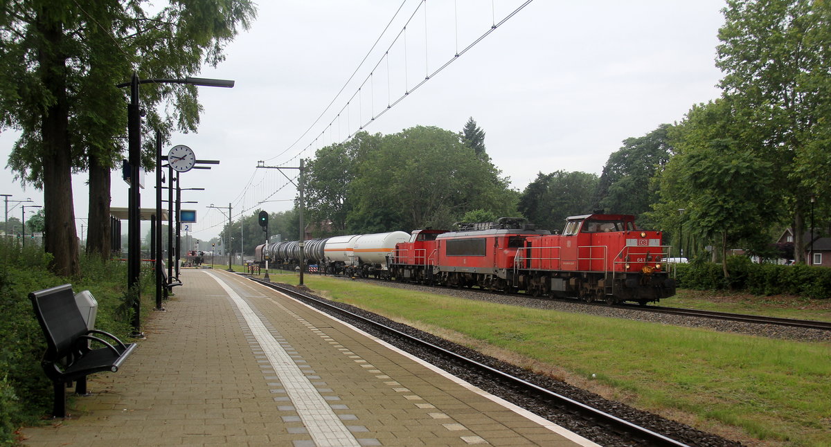 6416  Arie  1616 und 6466 alle drei von DB-Schenker fahren mit einem  Kurzen gemischten Güterzug aus  Geleen-Lutterade(NL) nach Sittard(NL) und fahren inn Richtung Sittard(NL). Aufgenommen in Geleen-Lutterade(NL). 
Bei Regenwolken am Mittag vom 20.6.2019. 