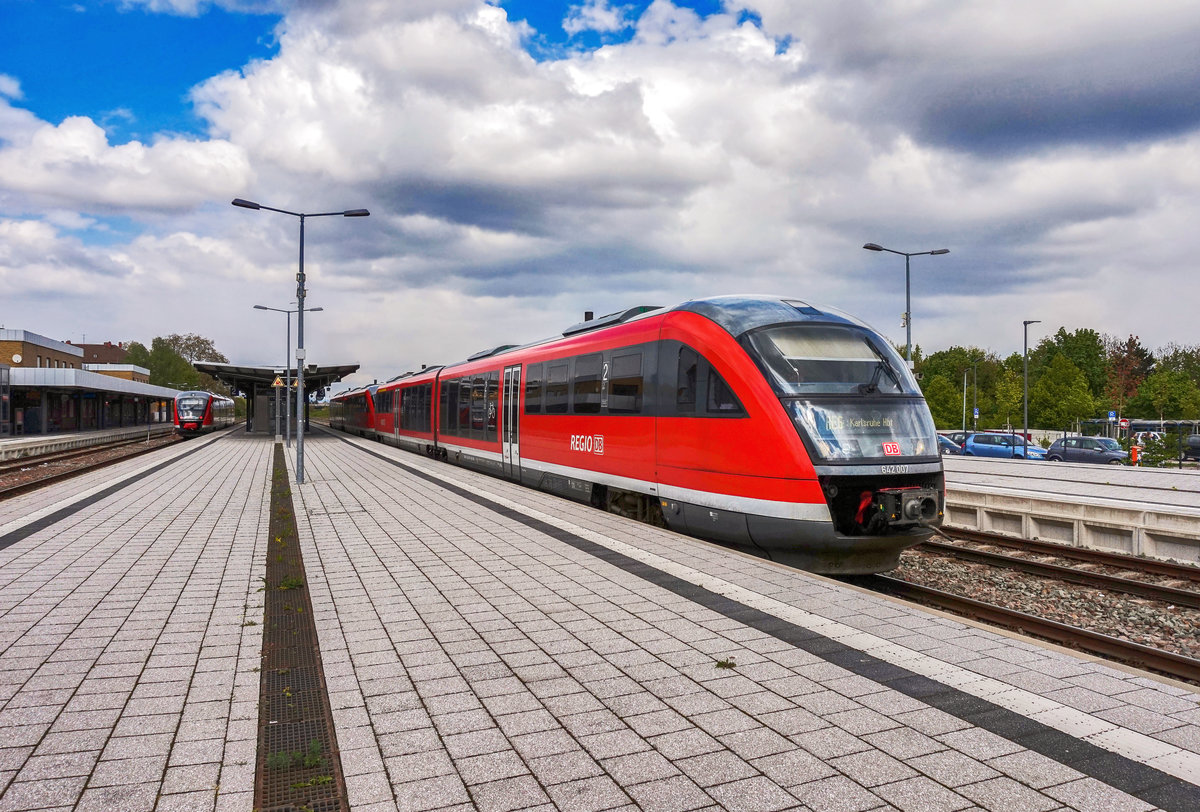 642 007 und 642 103 fahren als RE 12029, auf der Fahrt von Neustadt (Weinstr) Hbf nach Karlsruhe Hbf, aus Landau (Pfalz) Hbf aus.
Aufgenommen am 19.4.2017.