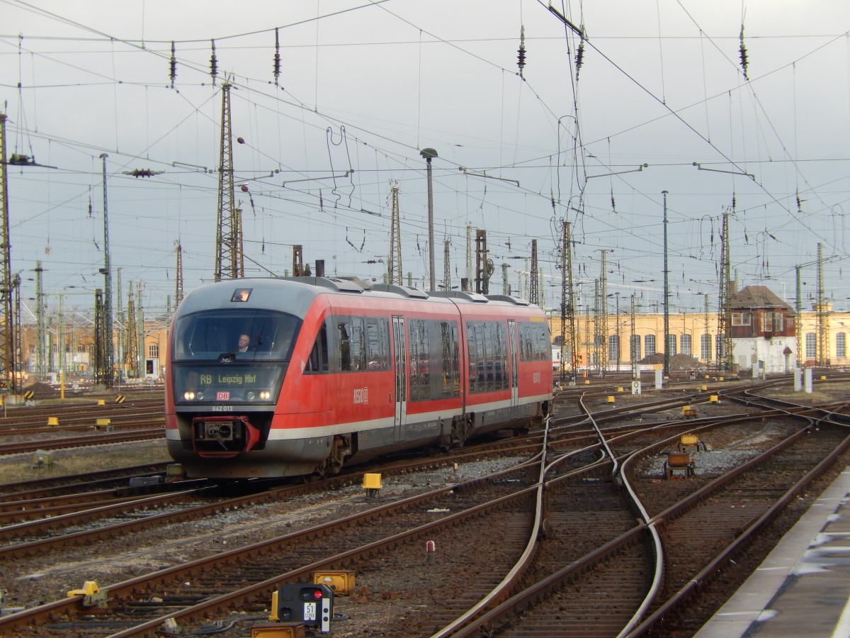 642 013 bei der Einfahrt im Leipziger Hbf, RB aus Grimma.

Interessant ist hierbei sicherlich die Gleisgeometrie, die in den nächsten Jahren deutlich verändert werden wird (04.01.2015)