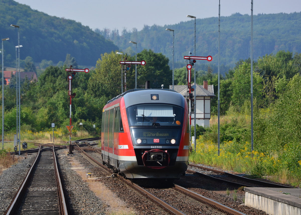 642 020 erreicht Sondershausen aus Richtung Erfurt kommend den Bahnhof Sondershausen.

Sondershausen 09.08.2018