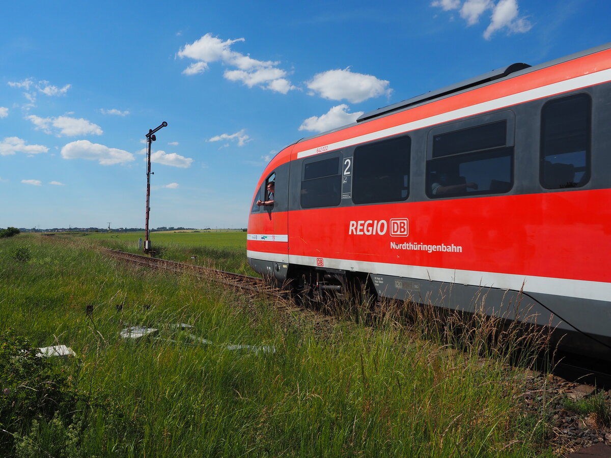 642 022 verlässt als RE 56  Hohenebra Ort  Richtung Nordhausen am 15.06.2022. 