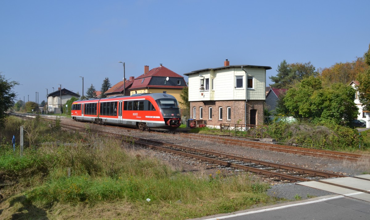 642 030 als RE 16109 Nordhausen - Erfurt Hbf am 04.10.2014 bei der Ausfahrt aus Kleinfurra