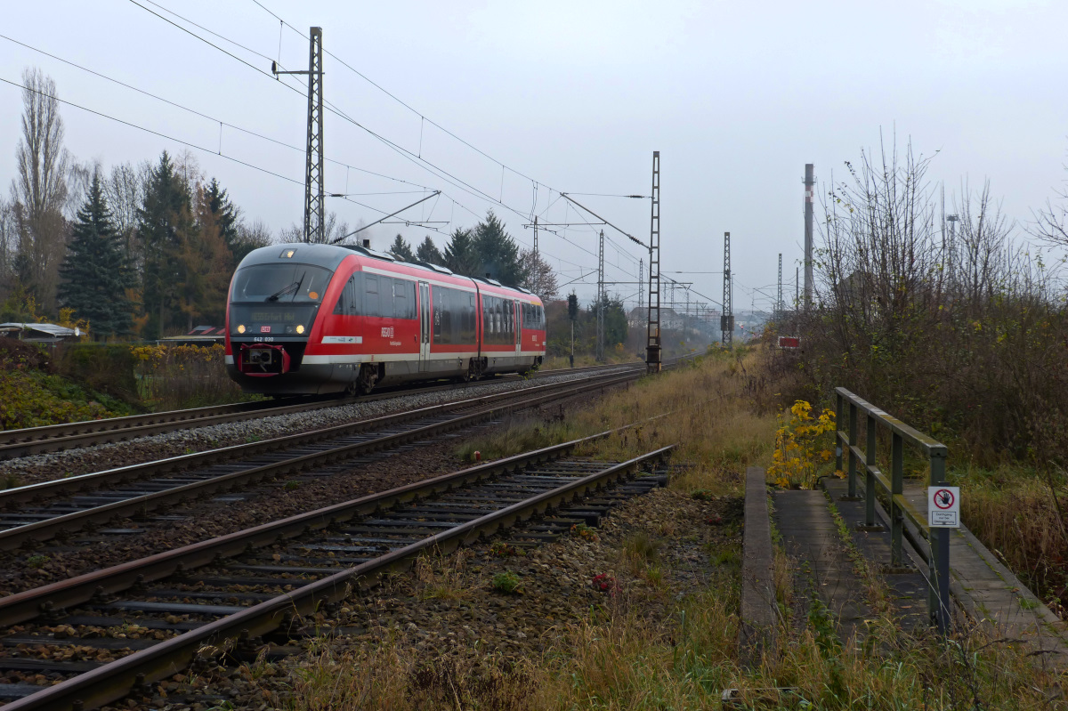 642 030 mit RE55 nach Erfurt Hbf bei der Ausfahrt aus dem Bahnhof Nordhausen am nebligen 22.11.2014