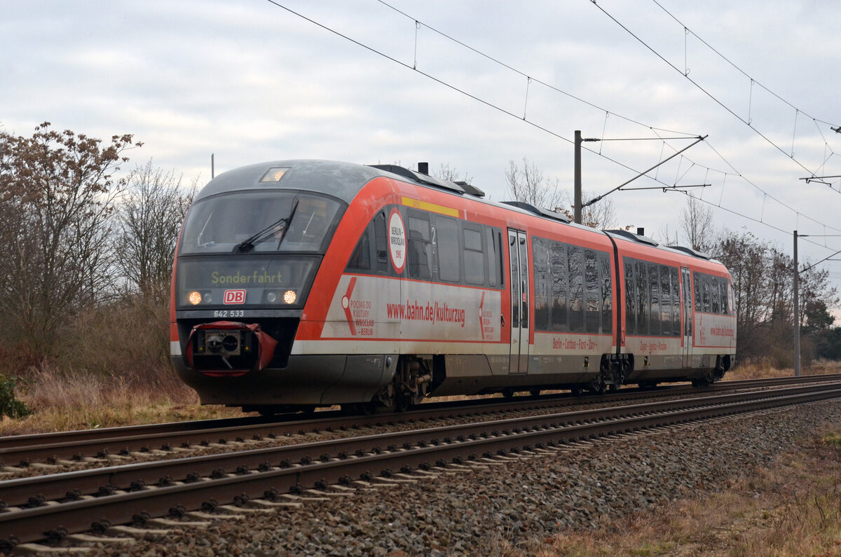 642 033 rollte am 10.12.21 durch Greppin Richtung Dessau. Normalerweise wird der Desiro auf der Strecke zwischen Berlin und dem polnischen Wroclaw als Kulturzug eingesetzt.