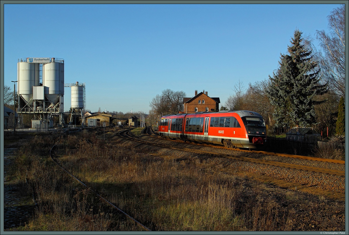642 042 verlässt am 06.12.2015 als RB 26356 nach Meißen den Bahnhof Deutschenbora. Eine Woche später wurde der Verkehr auf der landschaftlich reizvollen Strecke Döbeln - Meißen eingestellt. 